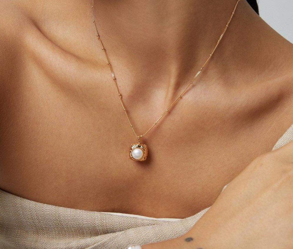 Eternal Pearl Embrace Pendant Necklace | Fiore Di Perle